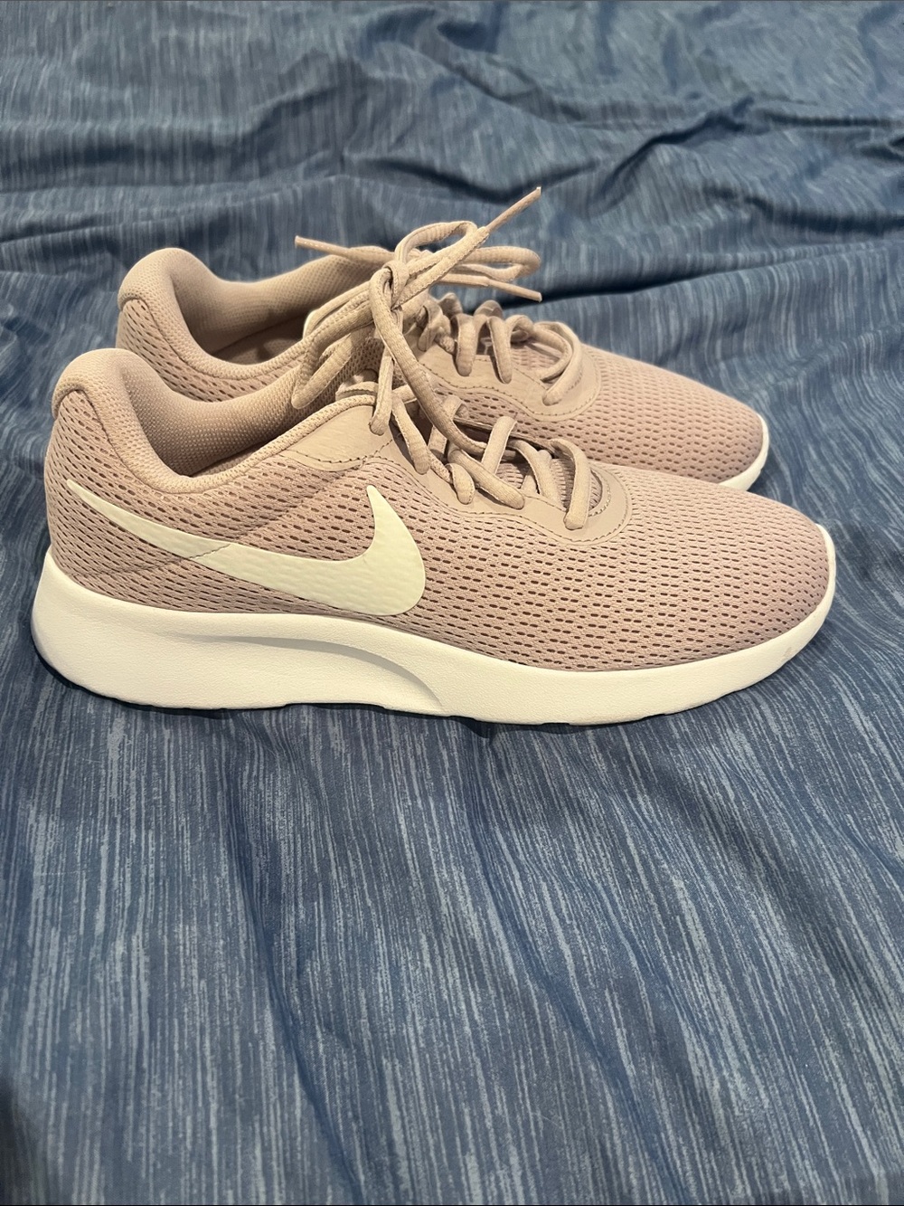 Nike Women’s Tennis Runner in Dusty Pink and White